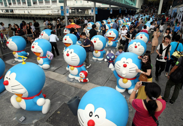 網民驚見巨型多啦A夢坐豆沙包停留青衣船廠!準備今秋維港遊料大量遊客訪港