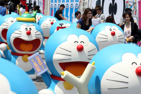 網民驚見巨型多啦A夢坐豆沙包停留青衣船廠!準備今秋維港遊料大量遊客訪港