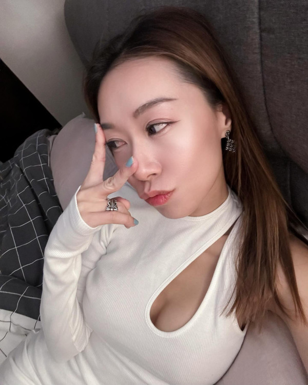 黃心妙夏日遊布吉曬火辣泳照 銀色戰衣上陣挑戰性感尺度 