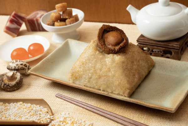 香港君悅酒店推出鹹甜端午糉    鮑魚瑤柱雲腿裹蒸糉／五穀桂花陳皮豆沙糉