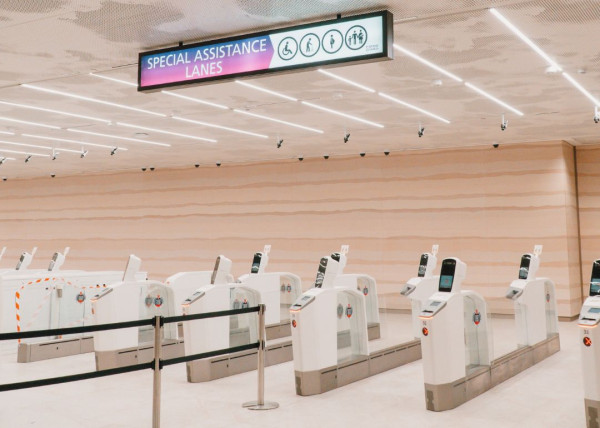 ICA 於2022 年 12 月推出了特殊協助通道，是世界上第一個為行動不便的乘客提供自動通道的通道，並提供團體自助移民服務。（圖片來源︰樟宜機場網）