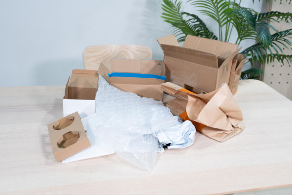 全部貨品都有紙箱或膠袋包裝，部分易碎的物品有泡泡紙包裹。（黃敬博攝）
