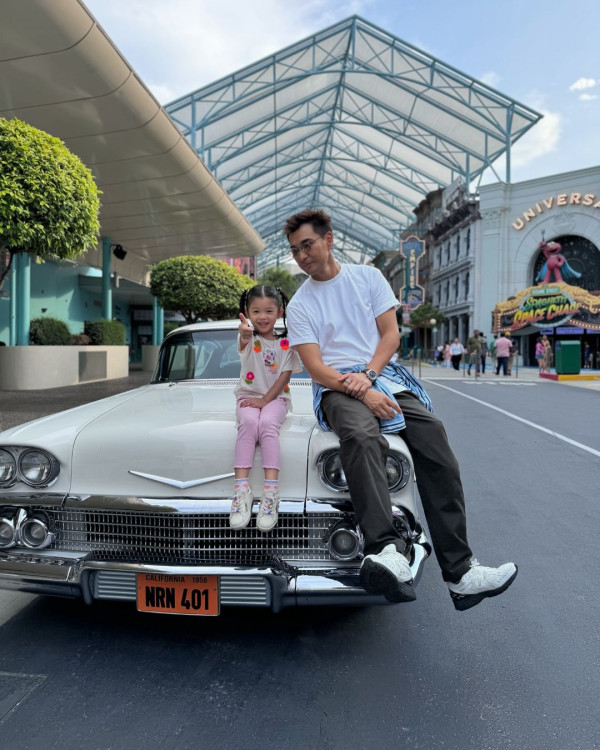 陳展鵬與妻女遊新加坡環球影城 小豬比扮爸爸劇集角色 被笑入戲太深 