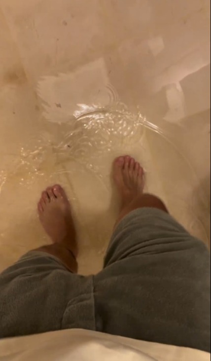 北京公園飲水機變「洗腳池」 無品遊客：水乾淨放心給孩子洗 