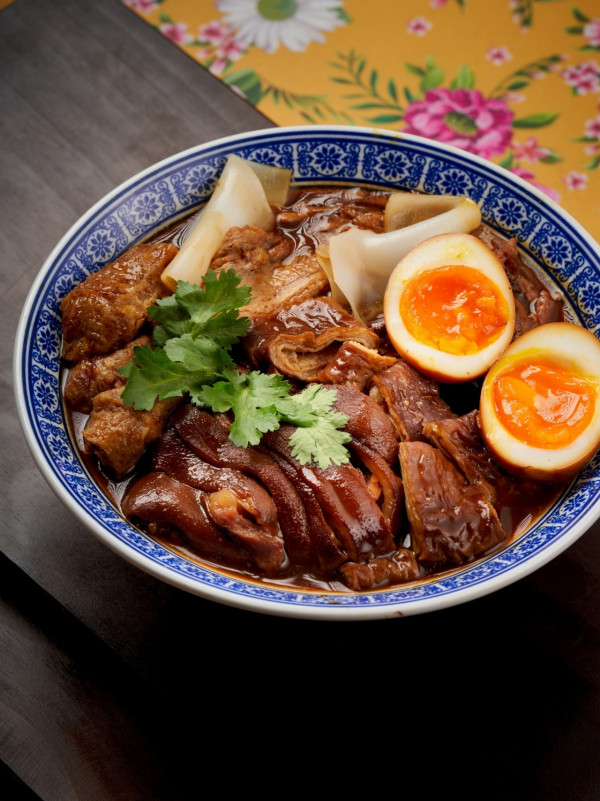 太古新開熱帶風東南亞餐廳   蒜蓉辣椒卜卜蜆／亞參咖喱魚頭／泰式滷豬腿／生蝦