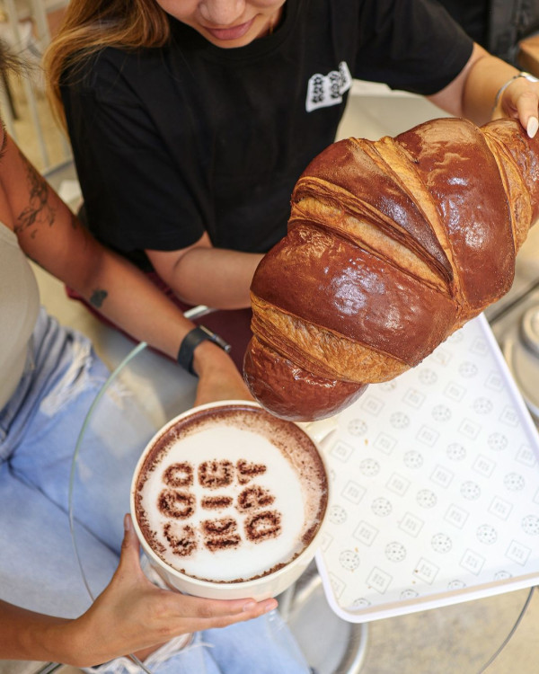 Cookie DPT香港巨型牛角包/巨型咖啡登場！長逾30cm大過塊臉網民超驚喜