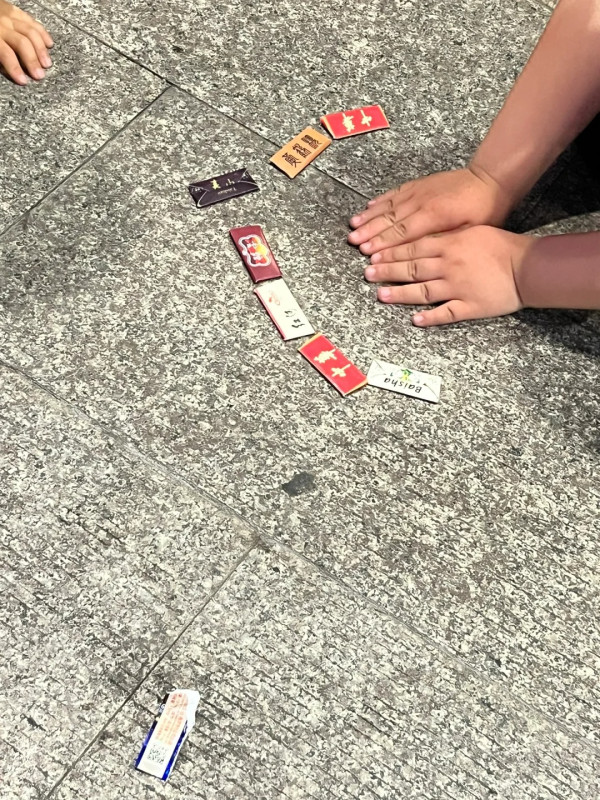 內地「煙卡」席捲香港？學生跟風大玩新型拍卡遊戲 網民憂助長風氣