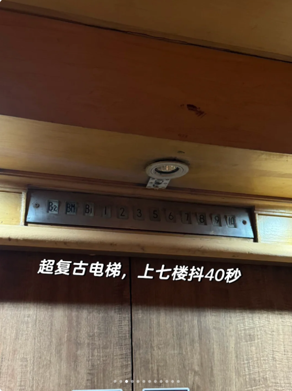 外國女遊泰國酒店驚遇2千隻飛蛾轟炸 床鋪全都是超嘔心/門口還掛眼鏡蛇?