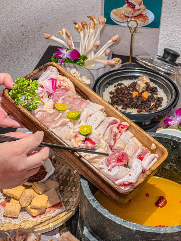 深圳坪山美食｜8. 野·大山里野生菌石鍋土雞(益田假日店)（圖片來源：梦言梦语＠小紅書）