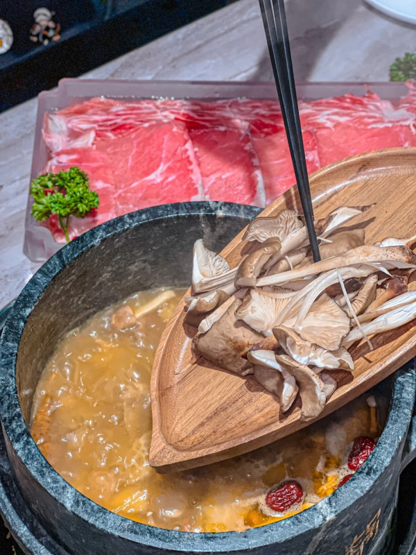 深圳坪山美食｜8. 野·大山里野生菌石鍋土雞(益田假日店)（圖片來源：梦言梦语＠小紅書）