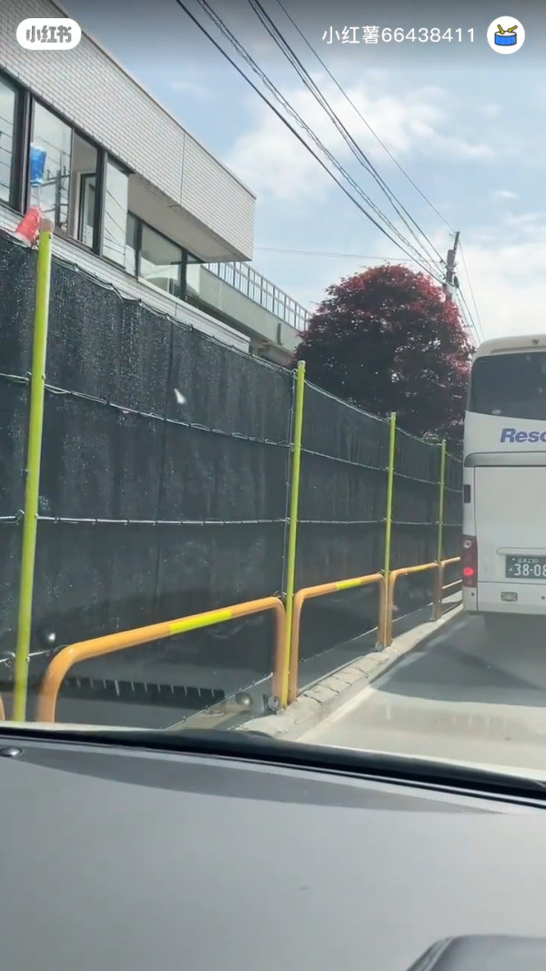 富士山LAWSON黑幕無阻拍照!遊客竟「咁做」破防照常打卡