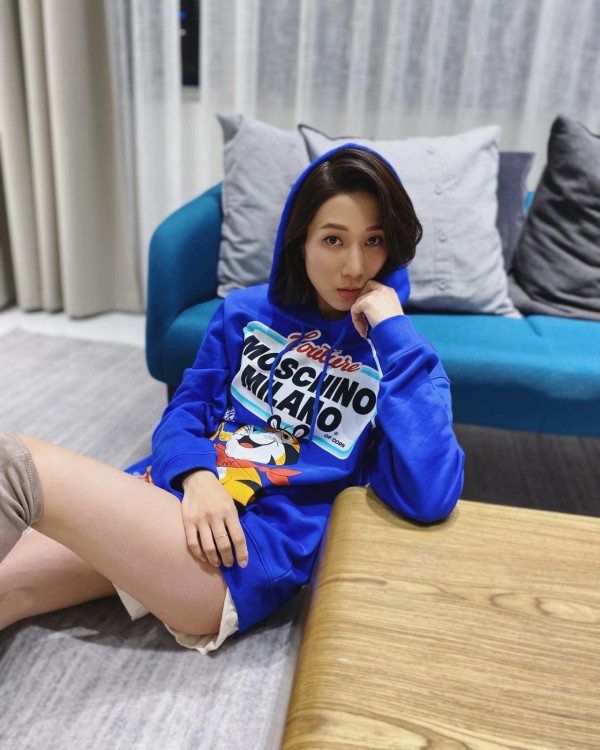 鍾嘉欣帶仔囡坐郵輪旅行！7歲大囡女大十八變！眼大臉尖極靚女！ 