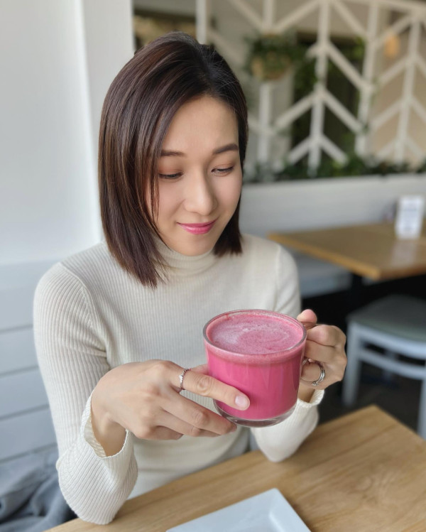 鍾嘉欣帶仔囡坐郵輪旅行！7歲大囡女大十八變！眼大臉尖極靚女！ 