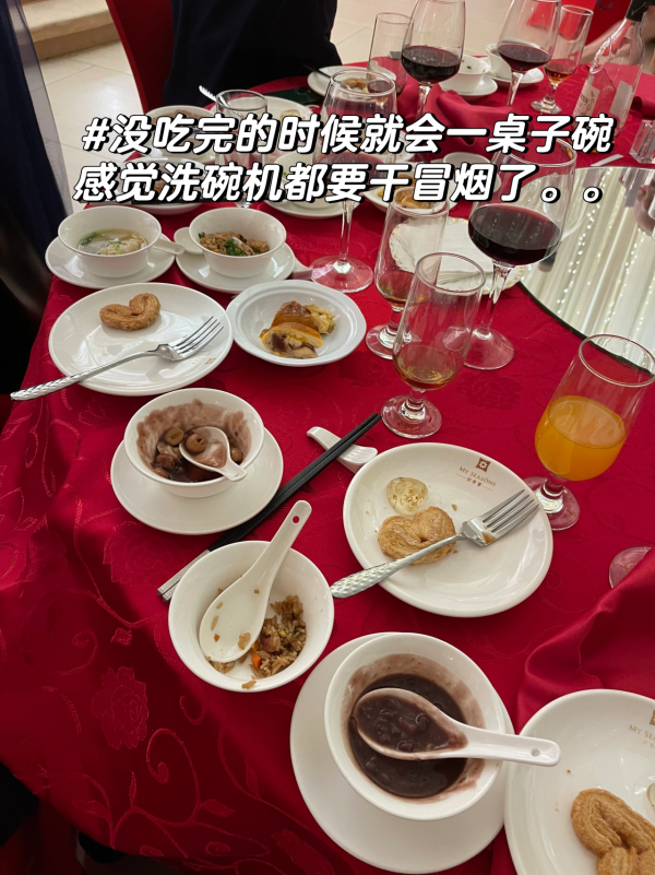 內地男去香港婚宴2件事感驚訝！大呻食唔飽！宴會尾聲見到呢個景象內心好疑惑...