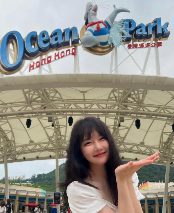 韓國女星Yerin遊海洋公園！招牌甜笑打卡/與小熊貓零距離接觸 