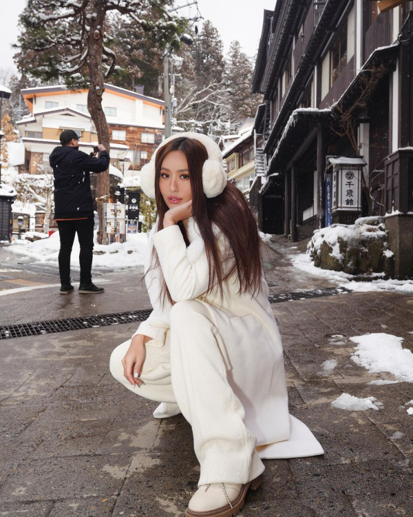 台星超性感衣著遊新加坡 涉「妨害風化」被捕 戰衣遭扣留