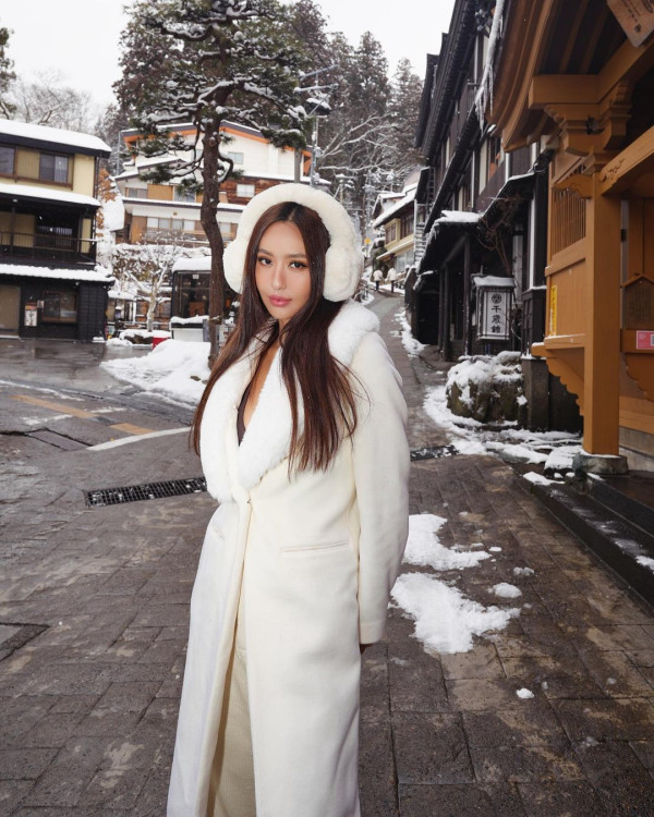 台星超性感衣著遊新加坡 涉「妨害風化」被捕 戰衣遭扣留