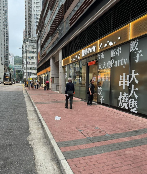 長沙灣餃子店「小心玻璃」告示引熱議！網民：終於在香港看到外國式幽默