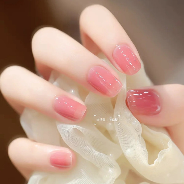 2024美甲款式推薦｜16. 夏天果凍腮紅美甲（圖片來源：汤音＠小紅書）