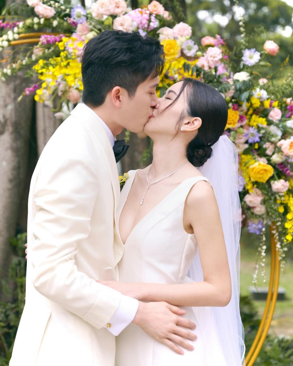 麥明詩盛勁為飛馬爾代夫度蜜月曬幸福合照 此行原來非二人世界 仲大手筆請埋…