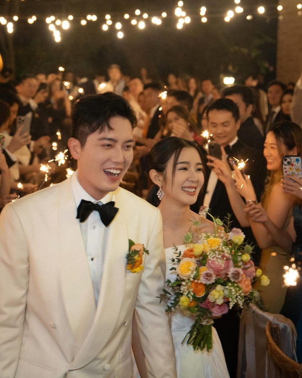 麥明詩盛勁為飛馬爾代夫度蜜月曬幸福合照 此行原來非二人世界 仲大手筆請埋…