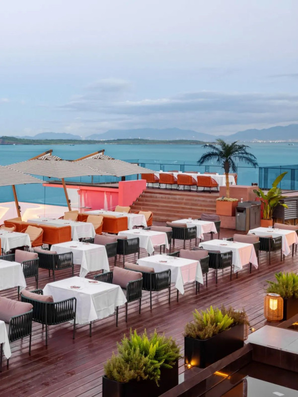深圳南澳懸崖海景餐廳「苫也 Sanyea」 絕美日落靚景/水池圓形卡座/打卡旋轉樓梯