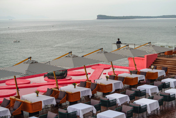 深圳南澳懸崖海景餐廳「苫也 Sanyea」 絕美日落靚景/水池圓形卡座/打卡旋轉樓梯