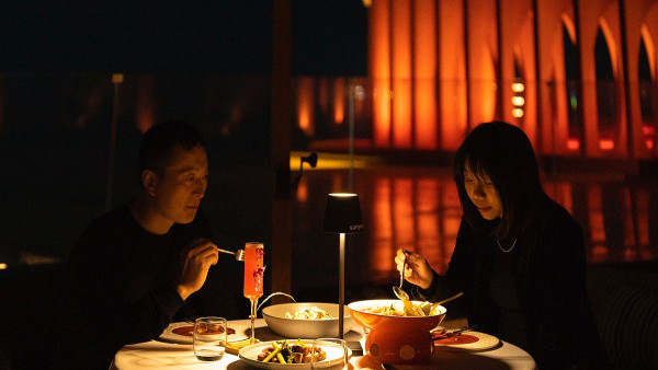 深圳南澳懸崖海景餐廳「苫也 Sanyea」 絕美日落靚景/水池圓形卡座/打卡旋轉樓梯