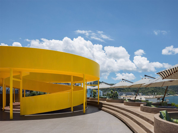 深圳南澳懸崖海景餐廳「苫也 Sanyea」 絕美日落靚景/水池圓形卡座/打卡旋轉樓梯