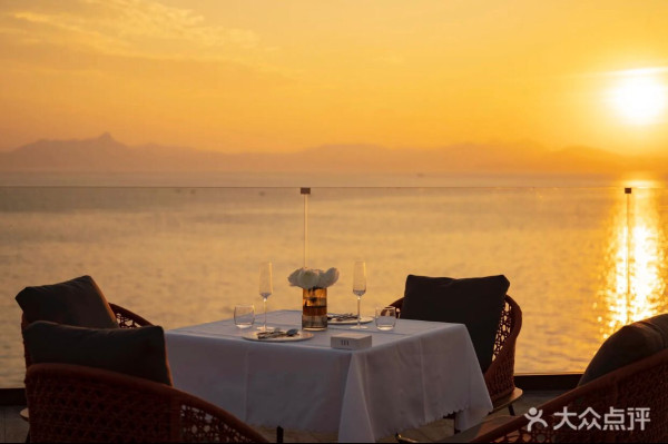 深圳南澳懸崖海景餐廳「苫也 Sanyea」 絕美日落靚景/水池圓形卡座/打卡旋轉樓梯