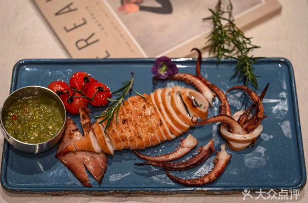 深圳南澳懸崖海景餐廳「苫也 Sanyea」 絕美日落靚景/水池圓形卡座/打卡旋轉樓梯