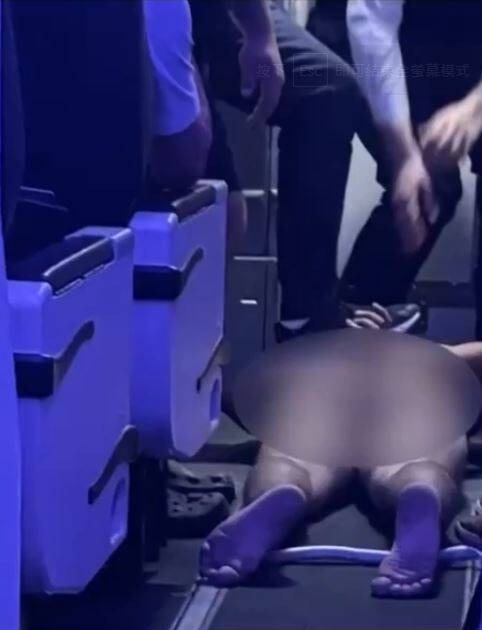 男乘客疑醉酒機上掌摑空服員 導致航班緊急降落！暴力男下場曝光 