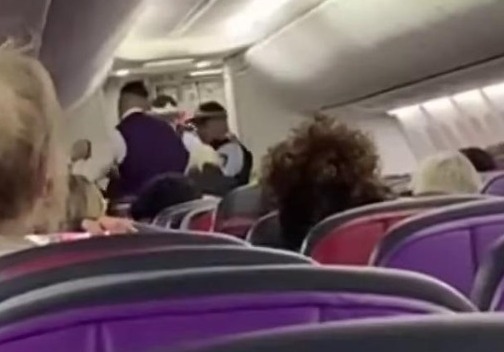 男乘客疑醉酒機上掌摑空服員 導致航班緊急降落！暴力男下場曝光 