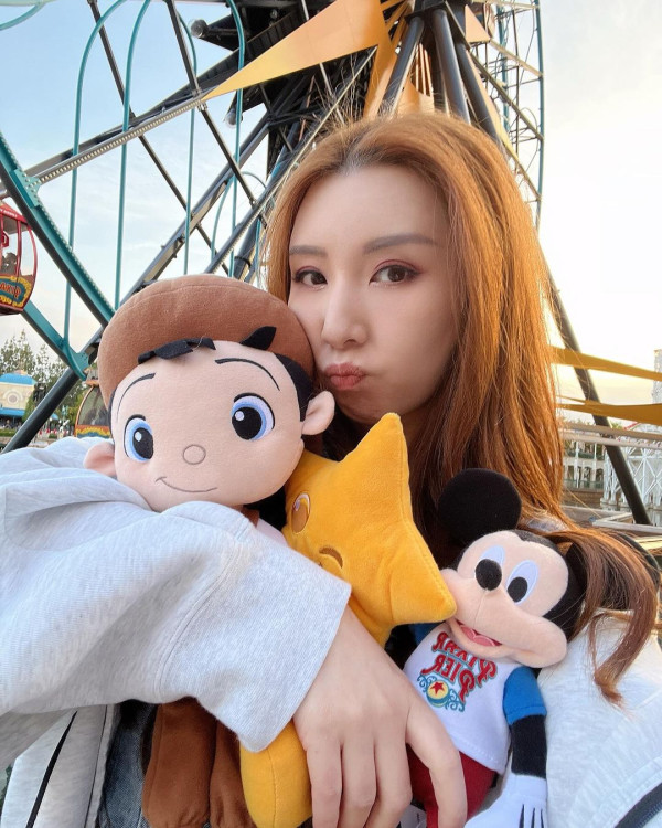 35歲女歌手譚嘉儀遊美國日日性感上陣 搭Uber竟意外收穫fans勁開心