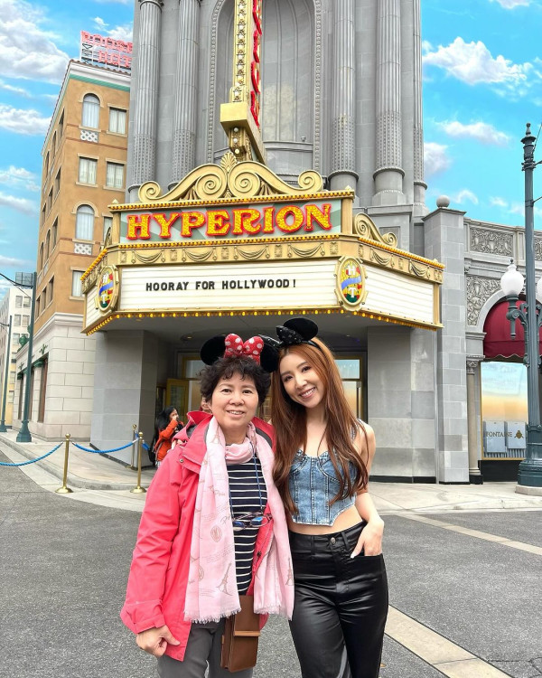 35歲女歌手譚嘉儀遊美國日日性感上陣 搭Uber竟意外收穫fans勁開心