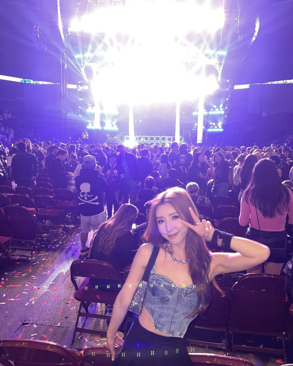 35歲女歌手譚嘉儀遊美國日日性感上陣 搭Uber竟意外收穫fans勁開心