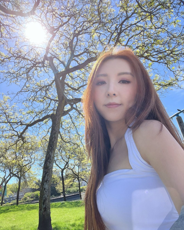 35歲女歌手譚嘉儀遊美國日日性感上陣 搭Uber竟意外收穫fans勁開心