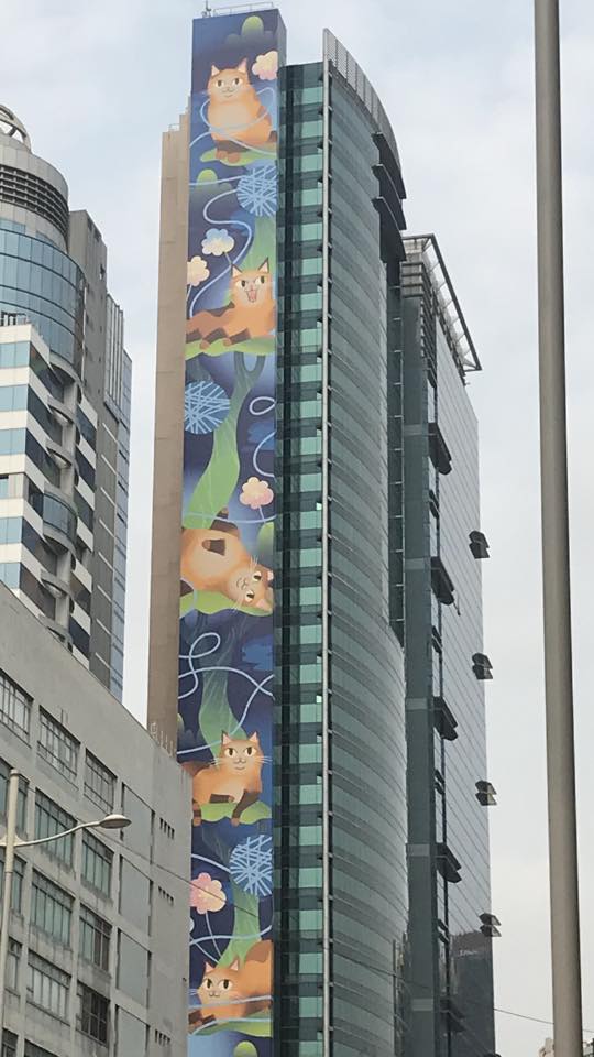 荔枝角大廈外牆現超大型可愛貓貓壁畫！網民改名叫《天台上的貓咪》
