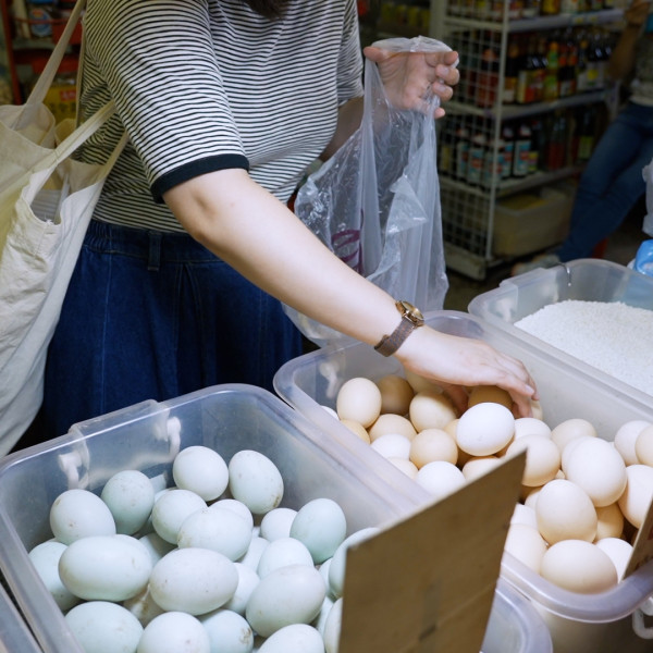 雞蛋選擇散買以節省保護盒。（黃敬博攝）