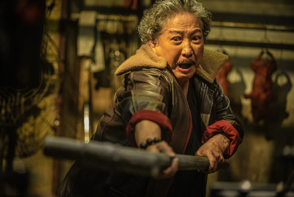 72歲洪金寶坐輪椅逛深圳超市被巧遇 內地粉絲讚一個舉動勁親民 