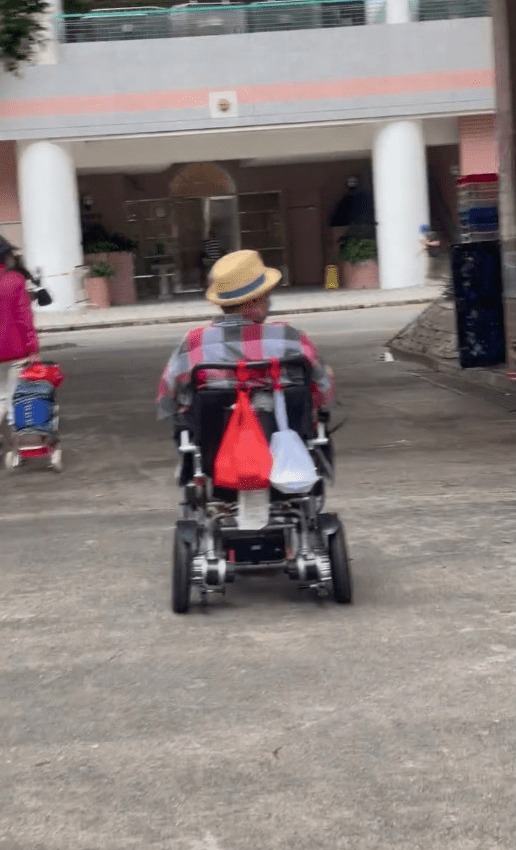 72歲洪金寶坐輪椅逛深圳超市被巧遇 內地粉絲讚一個舉動勁親民 