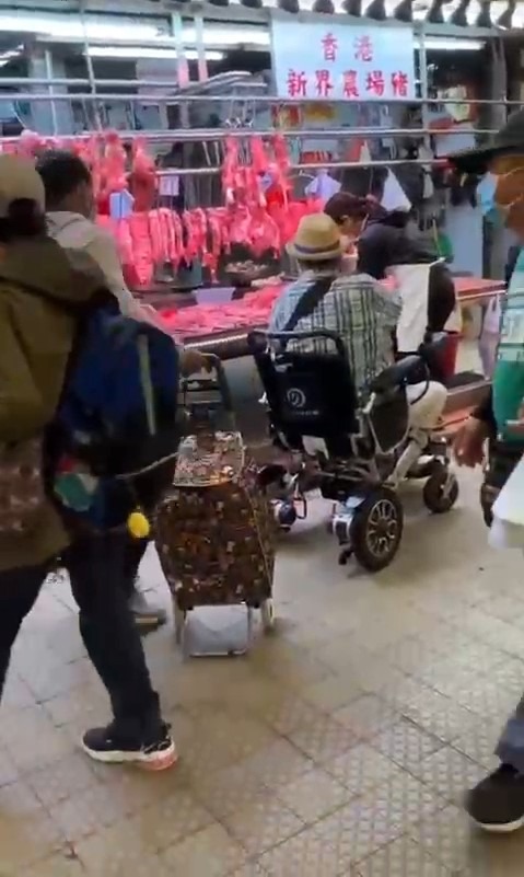 72歲洪金寶坐輪椅逛深圳超市被巧遇 內地粉絲讚一個舉動勁親民 