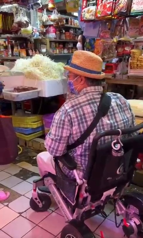 72歲洪金寶坐輪椅逛深圳超市被巧遇 內地粉絲讚一個舉動勁親民 