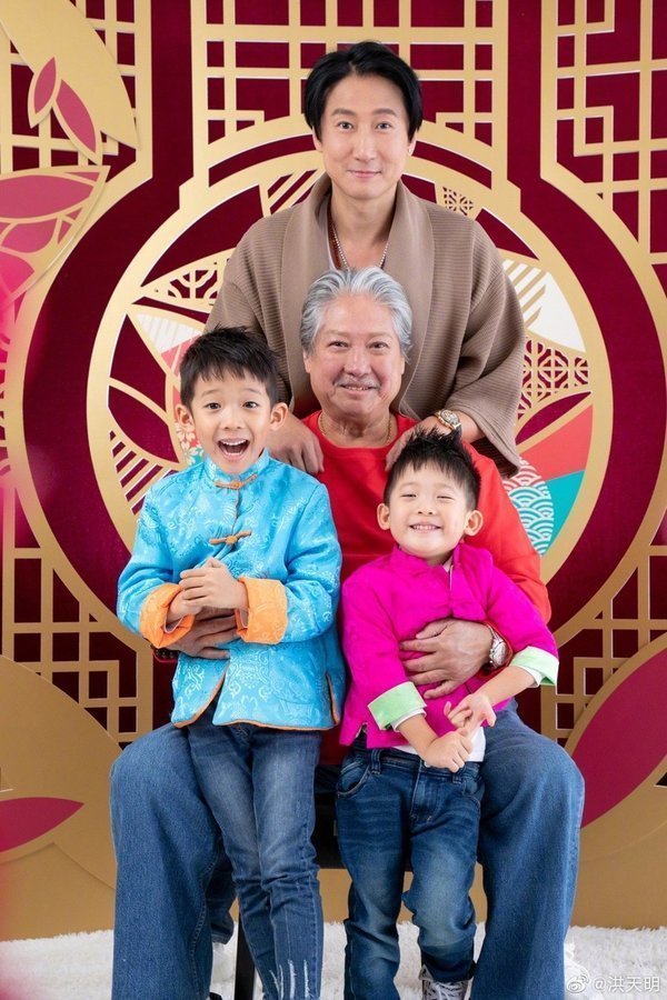 72歲洪金寶坐輪椅逛深圳超市被巧遇 內地粉絲讚一個舉動勁親民 