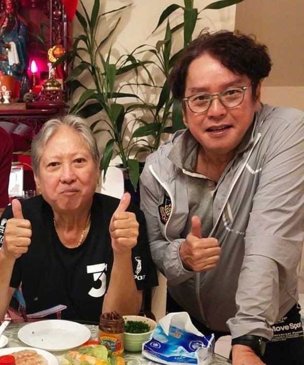 72歲洪金寶坐輪椅逛深圳超市被巧遇 內地粉絲讚一個舉動勁親民 