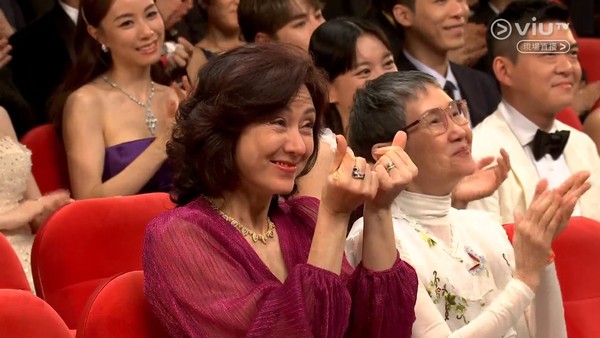 72歲洪金寶坐輪椅逛深圳超市被巧遇 內地粉絲讚一個舉動勁親民 