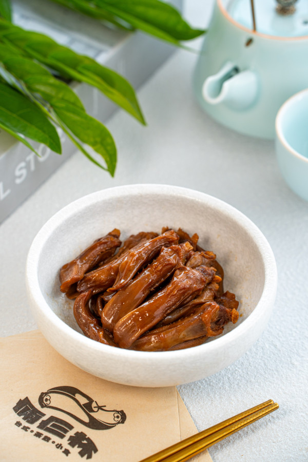 尖沙咀新開台式茶飲店「倆仨杯」   丸⼦抹茶沙冰／⽩桃烏龍／冰糖滷⽔小食