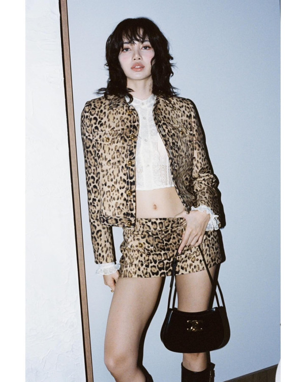 黑色名牌手袋入門推介3. Celine TILLY亮澤牛皮革中號手袋 HK$18,500