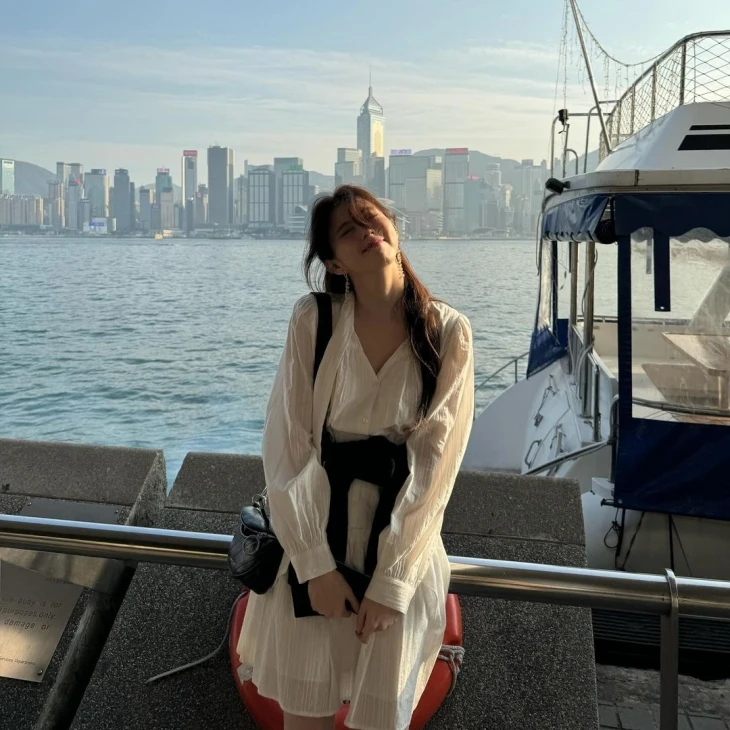 韓國女星韓韶禧在尖沙咀海傍拍照。（圖片來源：Instagram＠xeesoxee）