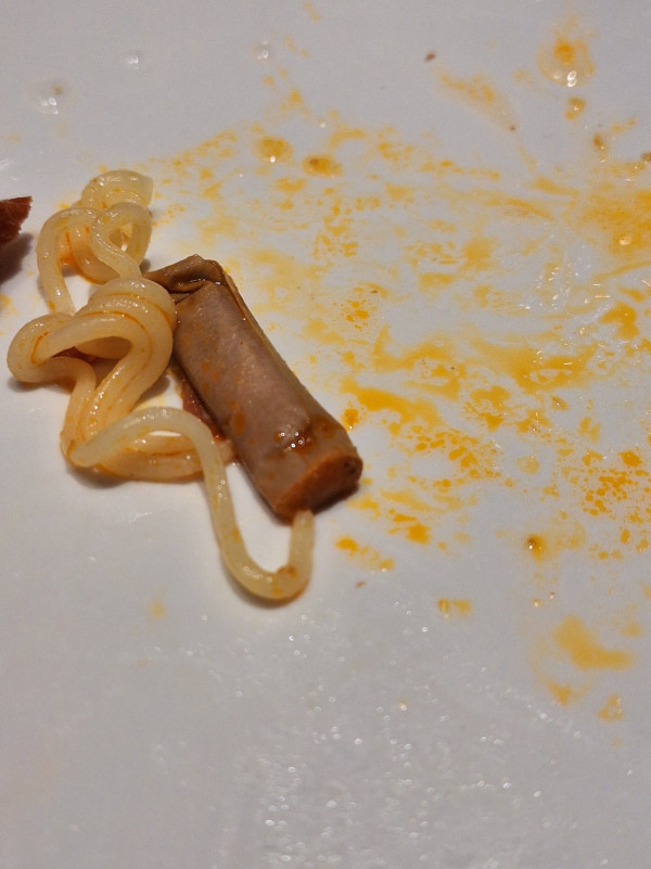 屯門茶餐廳公仔麵藏煙頭！侍應堅稱唔食煙設法收走餐點